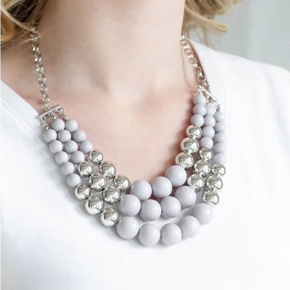Dream pop silver necklace and earrings -paparazzi 60b